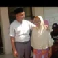 Keterangan Foto: Kades Karet Mudi saat memberikan Bantuan Beras Bapanas kepada Ibu Aliyah .Kamis (1/6).
