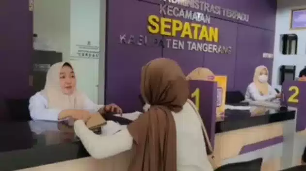 Urus Adminduk di Kecamatan Sepatan, Warga Dapat Nikmati Cemilan Gratis I Teras Media