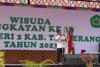 Foto: Mohamad Supriyatna Camat Sepatan Saat Memberikan Sambutan di Acara Wisudawan SMKN 2 Kabupaten Tangerang.