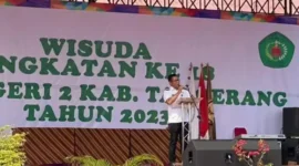 Foto: Mohamad Supriyatna Camat Sepatan Saat Memberikan Sambutan di Acara Wisudawan SMKN 2 Kabupaten Tangerang.