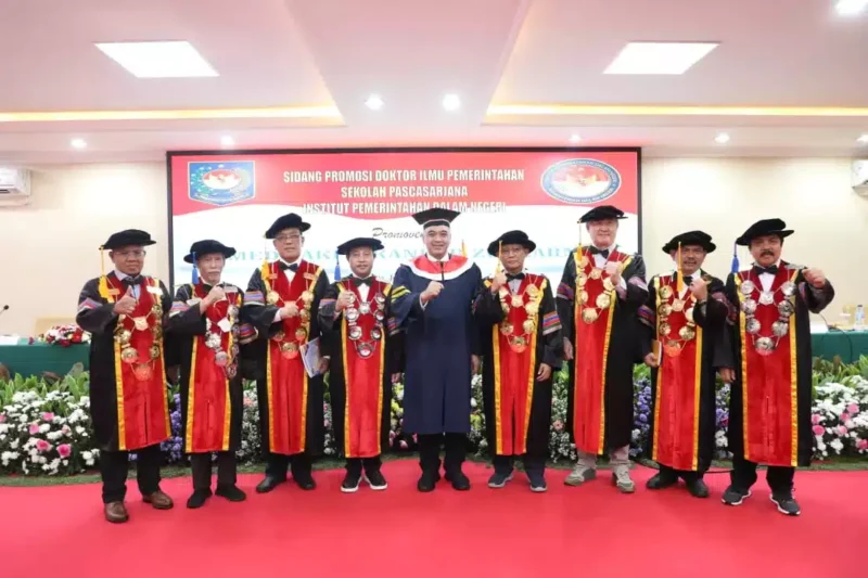 Foto: Bupati Tangerang Ahmed Zaki Iskandar resmi bergelar doktor setelah melakukan sidang terbuka Promosi Doktor Ilmu Pemerintahan di Program Pascasarjana Institut Pemerintahan Dalam Negeri (IPDN)