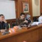 Keterangan foto : Ketua Fraksi Partai Gerindra DPRD Pandeglang Erin Fabian mendukung langkah Badan Pangan Nasional (Bapanas) melalui Bulog yang memberikan bantuan beras Cadangan Pangan Pemerintah (CPP) tersebut kepada masyarakat, Rabu (28/6/2023)