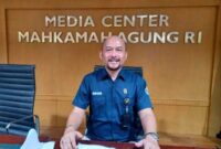 Keterangan foto : Kepala Biro Hukum dan Humas Mahkamah Agung, Sobandi merespon viralnya tentang adanya pendampingan kasus dari istri seorang ketua hakim yang bertugas di sebuah Pengadilan Negeri (PN) Sulawesi Tengah (Sulteng) saat mengikuti sidang Praperadilan di dalam ruang PN Denpasar Bali, Kamis (15/6/2023)