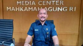 Keterangan foto : Kepala Biro Hukum dan Humas Mahkamah Agung, Sobandi merespon viralnya tentang adanya pendampingan kasus dari istri seorang ketua hakim yang bertugas di sebuah Pengadilan Negeri (PN) Sulawesi Tengah (Sulteng) saat mengikuti sidang Praperadilan di dalam ruang PN Denpasar Bali, Kamis (15/6/2023)