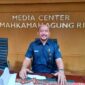 Keterangan foto : Kepala Biro Hukum dan Humas Mahkamah Agung, Sobandi merespon viralnya tentang adanya pendampingan kasus dari istri seorang ketua hakim yang bertugas di sebuah Pengadilan Negeri (PN) Sulawesi Tengah (Sulteng) saat mengikuti sidang Praperadilan di dalam ruang PN Denpasar Bali, Kamis (15/6/2023)
