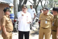 Foto: Bupati Zaki mengecek dan memonitor sejauh mana progress pembangunan yang sedang berlangsung di Kecamatan Kosambi.