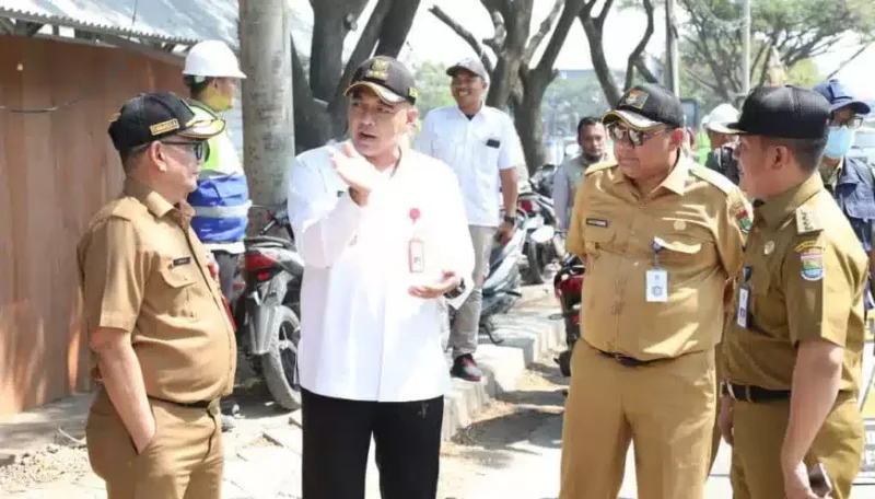 Foto: Bupati Zaki mengecek dan memonitor sejauh mana progress pembangunan yang sedang berlangsung di Kecamatan Kosambi.