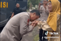 Keterangan foto : Kapolda Banten Irjen Pol Rudy Heriyanto bersilaturahmi ke seorang purnawirawan Perwira Polwan pada Jumat (23/6) di kediamannya.