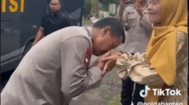 Keterangan foto : Kapolda Banten Irjen Pol Rudy Heriyanto bersilaturahmi ke seorang purnawirawan Perwira Polwan pada Jumat (23/6) di kediamannya.