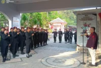 Keterangan foto : Kepala Kantor wilayah Kementerian Hukum dan HAM R. Andika Dwi Prasetya Pimpin Apel Pagi di Lapas Cirebon, (Rabu, 5/7/2023)