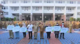 Keterangan Foto: secara simbolis santunan jaminan kematian senilai Rp. 42.000.000,- dan jaminan kecelakaan kerja senilai Rp. 1.167.000,- kepada perwakilan keluarga Tenaga Harian Lepas (THL) di Lingkup Pemerintah Kota Tangerang saat apel pagi, Senin (24/07).