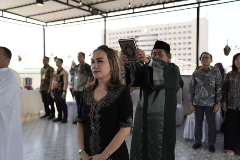 Keterangan foto : Pada prosesi pelantikan dan pengambilan sumpah ini turut hadir pula Pejabat Struktural Kantor Pertanahan Kota Administrasi Jakarta Pusat dan Ketua beserta Pengurus IPPAT Jakarta Pusat, Jumat (21/7/2023)