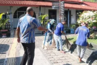 Keterangan foto : Warga binaan Pemasyarakatan kelas I Cirebon Rutin membersihkan Lingkungan sekitar Lapas, (Sabtu, 1/7/2023)