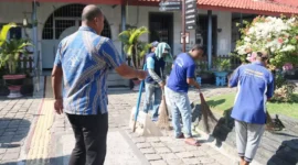 Keterangan foto : Warga binaan Pemasyarakatan kelas I Cirebon Rutin membersihkan Lingkungan sekitar Lapas, (Sabtu, 1/7/2023) 