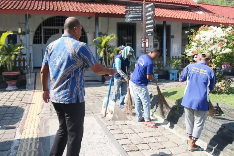 Keterangan foto : Warga binaan Pemasyarakatan kelas I Cirebon Rutin membersihkan Lingkungan sekitar Lapas, (Sabtu, 1/7/2023) 