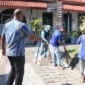 Keterangan foto : Warga binaan Pemasyarakatan kelas I Cirebon Rutin membersihkan Lingkungan sekitar Lapas, (Sabtu, 1/7/2023) 