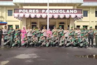 Keterangan foto : Kasdim 0601/Pandeglang Bersama dengan anggota kodim memeberikan Kejutan Berupa nasi tumpeng Mapolres Pandeglang, (Senin, 3/7/2023)