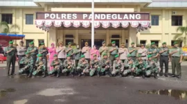 Keterangan foto : Kasdim 0601/Pandeglang Bersama dengan anggota kodim memeberikan Kejutan Berupa nasi tumpeng Mapolres Pandeglang, (Senin, 3/7/2023) 