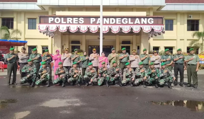 Keterangan foto : Kasdim 0601/Pandeglang Bersama dengan anggota kodim memeberikan Kejutan Berupa nasi tumpeng Mapolres Pandeglang, (Senin, 3/7/2023) 
