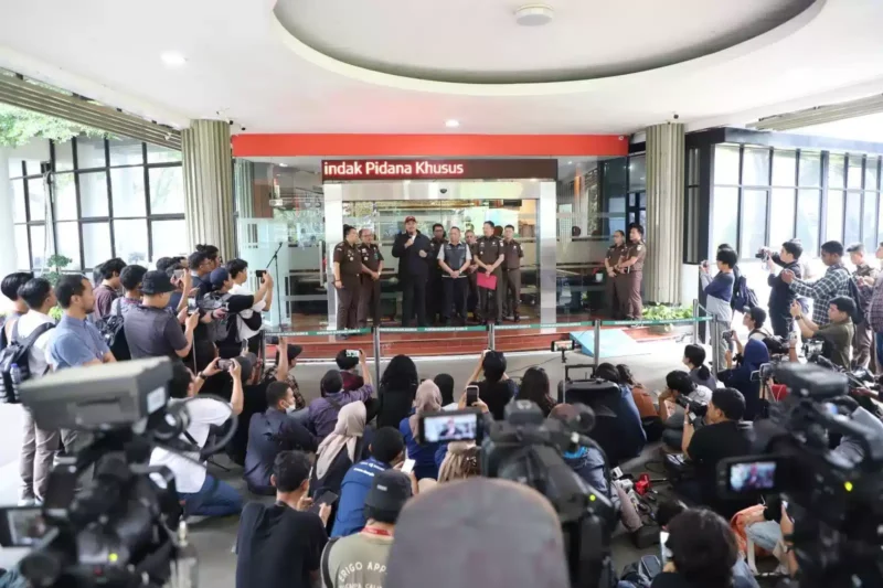 Keterangan foto : Menteri Pemuda dan Olahraga Dito Ariotedjo tiba di Gedung Bundar Jaksa Agung Muda Pidana Khusus, Kejaksaan Agung, Jakarta, Senin (3/7/2023)