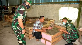 Keterangan foto : Pangdam III/Siliwangi Mayjen TNI Kunto Arief Wibowo meninjau secara langsung lokasi TPA yang ada di Sarimukti dan sekaligus untuk memecah masalah sampah yang ada di TPA di Sarimukti Rajamandala, Rabu (6/7/2023)
