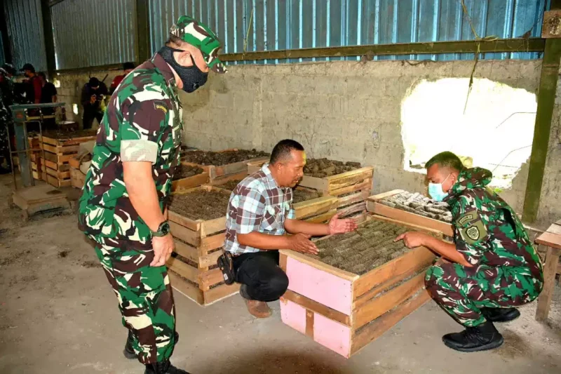 Keterangan foto : Pangdam III/Siliwangi Mayjen TNI Kunto Arief Wibowo meninjau secara langsung lokasi TPA yang ada di Sarimukti dan sekaligus untuk memecah masalah sampah yang ada di TPA di Sarimukti Rajamandala, Rabu (6/7/2023)