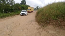 Keterangan poto : Kondisi jalan raya sampay yang berlokasi di Desa Cipadang yang kondisinya rusak parah hingga sulitkan pengendara