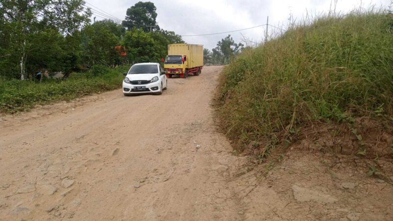 Keterangan poto : Kondisi jalan raya sampay yang berlokasi di Desa Cipadang yang kondisinya rusak parah hingga sulitkan pengendara