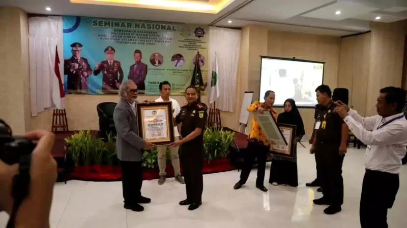 Keterangan foto : Rangkaian Hari Bhakti Adyaksa yang Ke 63 Kejaksaan Negeri Pringsewu dengan Pondok Pesantren Insan Mulia Boarding School Pringsewu gelar Seminar Nasional. Selasa (04/07/23)