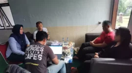 Keterangan foto : Petugas Lapas kelas I Cirebon berhasil menggagalkan upaya jahat pengunjung yang melakukan penyeludupan zat terlarang narkoba berupa sabu ke dalam, Kamis (6/7/2023)