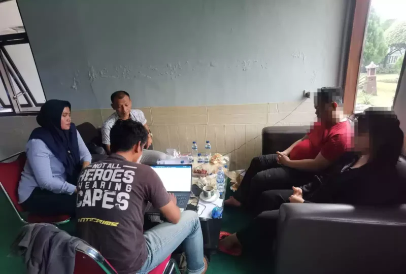 Keterangan foto : Petugas Lapas kelas I Cirebon berhasil menggagalkan upaya jahat pengunjung yang melakukan penyeludupan zat terlarang narkoba berupa sabu ke dalam, Kamis (6/7/2023)