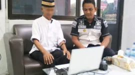 Keterangan foto : Suasana haru penuh hikmah, salah satu warga binaan Lapas Cirebon menjadi wali nikah putri semata wayangnya.