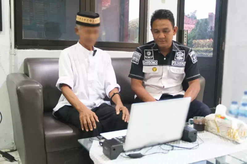 Keterangan foto : Suasana haru penuh hikmah, salah satu warga binaan Lapas Cirebon menjadi wali nikah putri semata wayangnya.