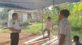 Keterangan poto : Kasi PFM Jamsos Dinsos Lebak ( Koswara ) didampingi Kades Banjarsari ( Tajul Arifin ) saat memgunjungi rumah warga yang terkena musibah kebakaran di Kampung Citeureup 12/7/2023