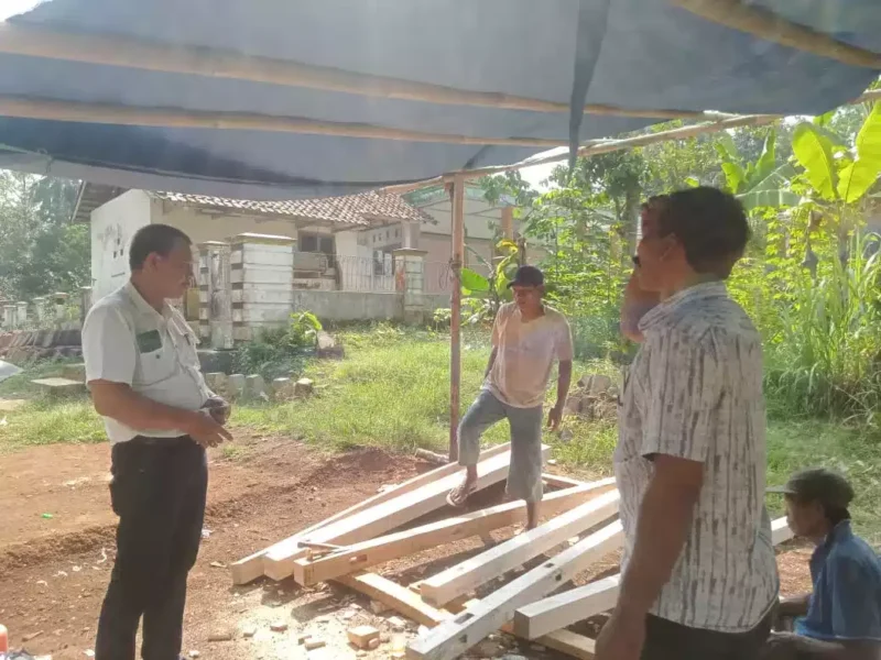 Keterangan poto : Kasi PFM Jamsos Dinsos Lebak ( Koswara ) didampingi Kades Banjarsari ( Tajul Arifin ) saat memgunjungi rumah warga yang terkena musibah kebakaran di Kampung Citeureup 12/7/2023