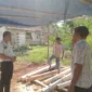 Keterangan poto : Kasi PFM Jamsos Dinsos Lebak ( Koswara ) didampingi Kades Banjarsari ( Tajul Arifin ) saat memgunjungi rumah warga yang terkena musibah kebakaran di Kampung Citeureup 12/7/2023