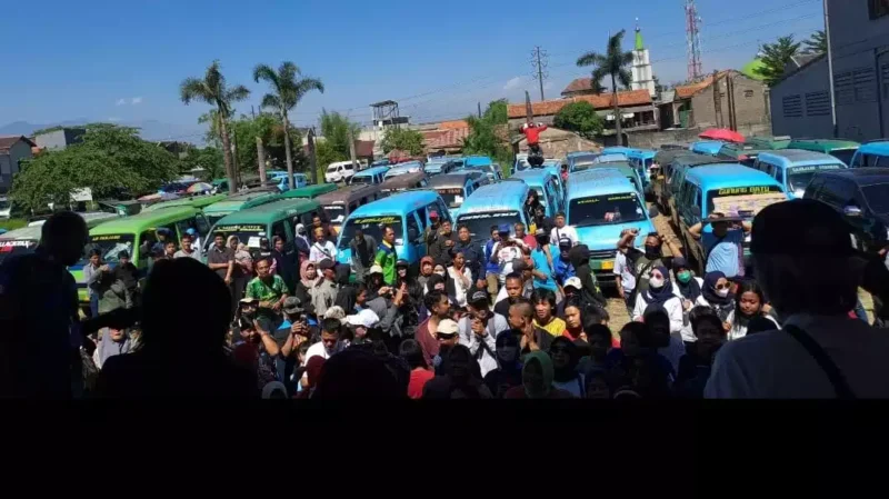 Keterangan Poto: Ibu Siti Aisah dari DPC Federasi SPTI Ciamis mendoakan agar emak-emak se Ciamis dan Se Jabar memberikan suaranya dalam pemilihan Presiden 2024 kepada Capres Anies Baswedan.