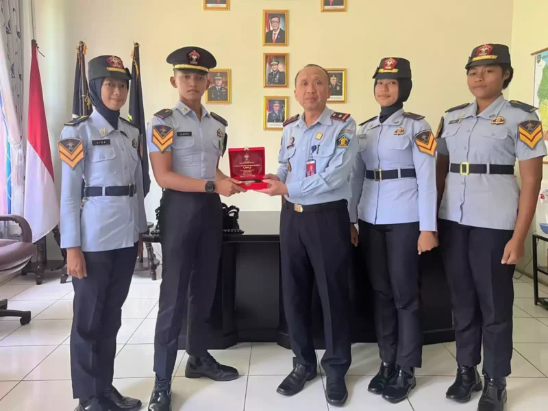 Keterangan foto : Kabapas Subang Lepas Taruna POLTEKIP yang telah selesai PKL di Lapas, (Kamis, 13/7/2023) 