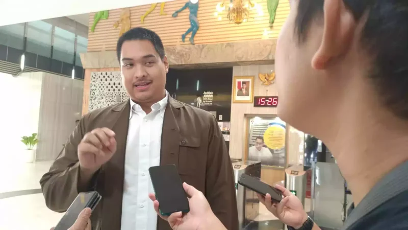 Keterangan foto : Menteri Pemuda dan Olahraga Dito Ariotedjo coba mengklarifikasi asal-usul harta yang disebut berasal dari hadiah dalam Laporan Harta Kekayaan Penyelenggara Negara (LHKPN), Selasa (18/7/2023)