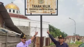 Keterangan foto : Kuasa hukum ahli waris Djalisman, Raden Adnan dalam keterangannya, Selasa, menjelaskan lahan eks Pasar Kragilan yang terletak di Jalan Raya Serang-Jakarta RT 01 RW 03 Desa Kragilan