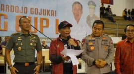 Keterangan foto : Kepala Kejaksaan Tinggi (Kejati) Sulawesi Selatan (Sulsel) Leonard Eben Ezer Simanjuntak menutup Kejuaraan Nasional (Kejurnas) Karate Antardojo Gojukai bertajuk “Jaksa Agung Cup I Tahun 2023” di JK Arenatorium Gelanggang Olahraga (GOR) Universitas Hasanuddin di Tamalanrea Makassar, Sulsel, Selasa, 18/7/2023.