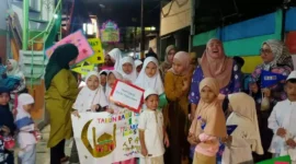 Keterangan foto : Ratusan warga RW 01 Kelurahan Tugu Utara, Kecamatan Koja, Jakarta Utara menggelar pawai obor, Selasa (18/7/2023) malam.