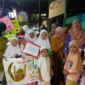 Keterangan foto : Ratusan warga RW 01 Kelurahan Tugu Utara, Kecamatan Koja, Jakarta Utara menggelar pawai obor, Selasa (18/7/2023) malam.
