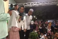 Keterangan foto : Teh Camel menyambut tahun baru Hijriah di Cilendek, Kota Bogor dengan Pawai Obor pada Selasa (19/7/2023)