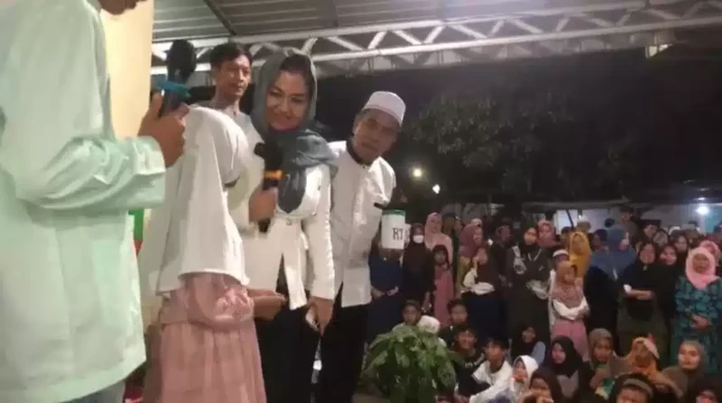 Keterangan foto : Teh Camel menyambut tahun baru Hijriah di Cilendek, Kota Bogor dengan Pawai Obor pada Selasa (19/7/2023)