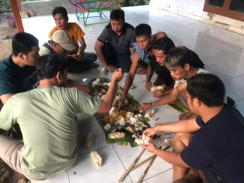 Keterangan foto : Ngaliwet seolah sudah menjadi aktivitas rutin dan kerap dilakukan orang Sunda, tidak terkecuali dilakukan di Kampung Kanaga, Desa Warunggunung, Rabu (19/7/2023)