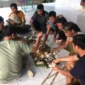 Keterangan foto : Ngaliwet seolah sudah menjadi aktivitas rutin dan kerap dilakukan orang Sunda, tidak terkecuali dilakukan di Kampung Kanaga, Desa Warunggunung, Rabu (19/7/2023)