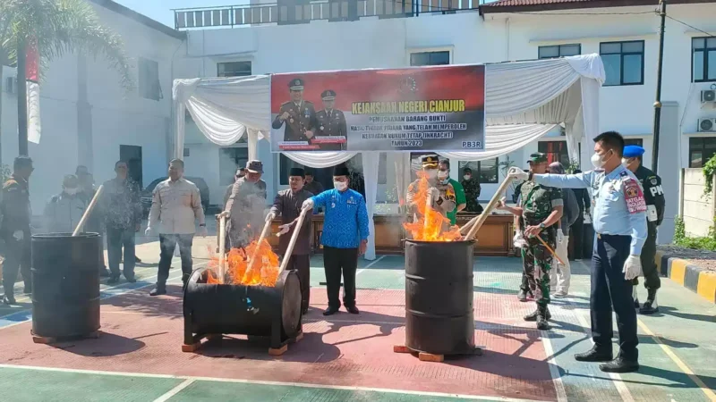 Keterangan foto : Kejaksaan Negeri Cianjur Musnahkan Barang Bukti Tindak Pidana dengan Cara Dibakar, (Kamis, 20/7/2023) 