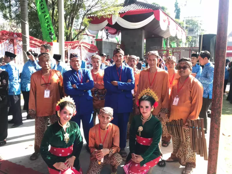 Keterangan foto : Para Peserta Upacara Mieling Milangkala ke 110 dari Lapas Cianjur Tampilkan Seni Calung, (Kamis, 20/7/2023) 