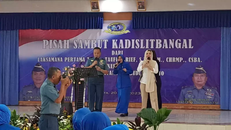 Keterangan foto : Teh Camel atau HJ. Camelia Panduwinata memeriahkan pisah sambut Kadislitbang TNI AL, (Kamis, 20/7/2023) 